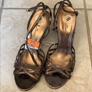 NWT sandals size 8